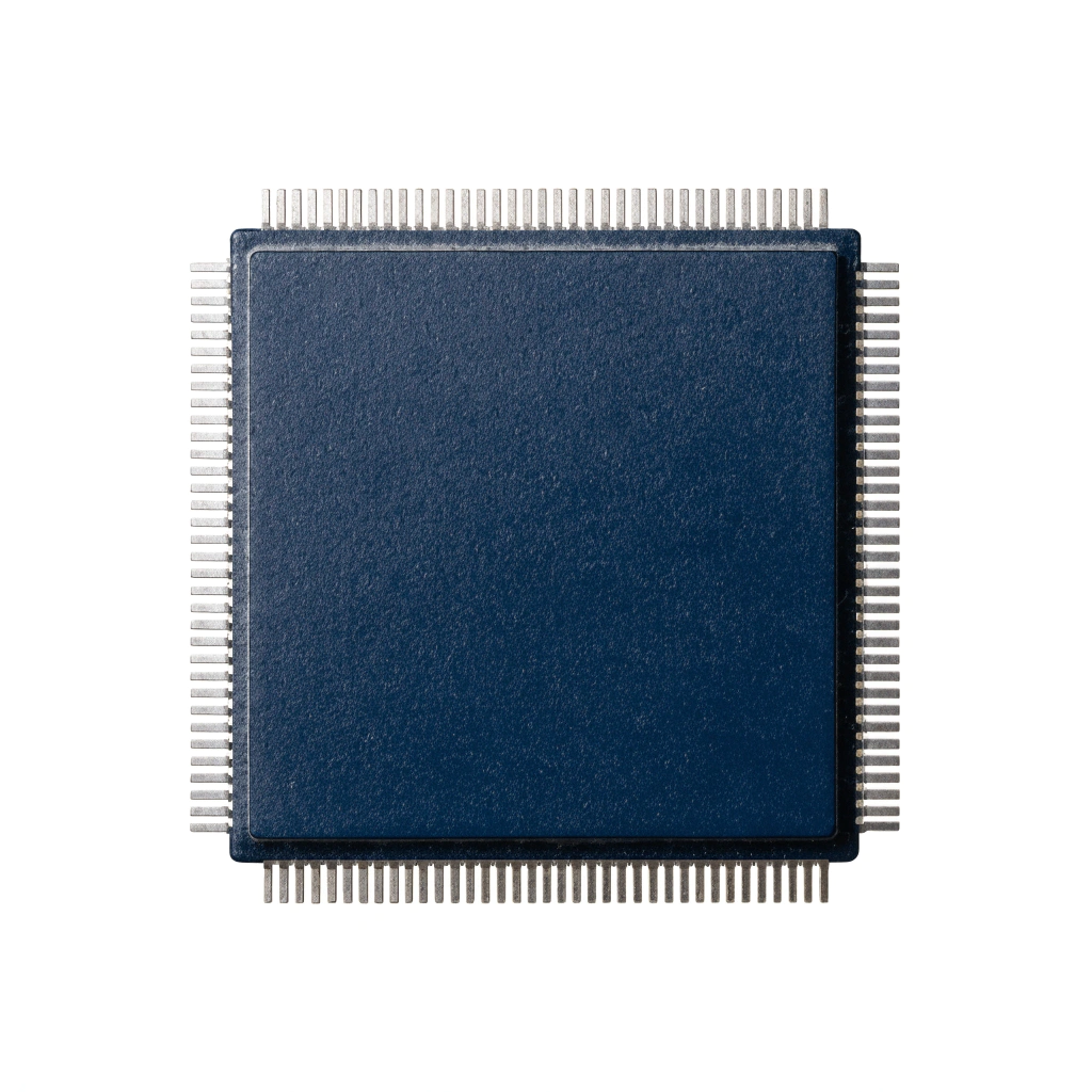 Blauer Mikrochip in Nahaufnahme, aus dessen Kontakten Licht austritt – Sinnbild für KI, die im Betrieb Wirkung zeigt